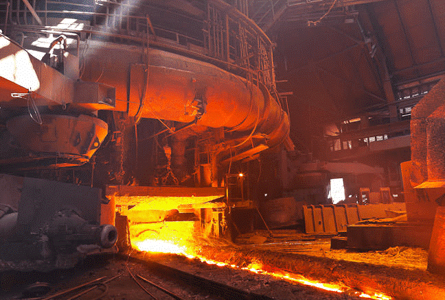 مذاب آهن در حال خروج از خط تولید آهن
