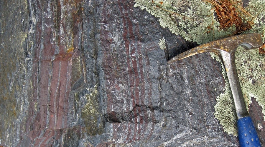 سنگ آهن موجود در دیواره‌های معدن
